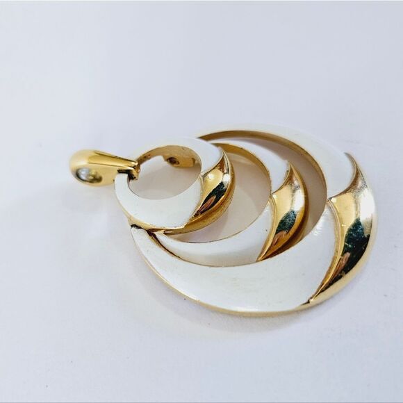 Vintage Crown Trifari Signed '50s Large Gold Tone White Enamel Necklace Pendant - Picture 5 of 11